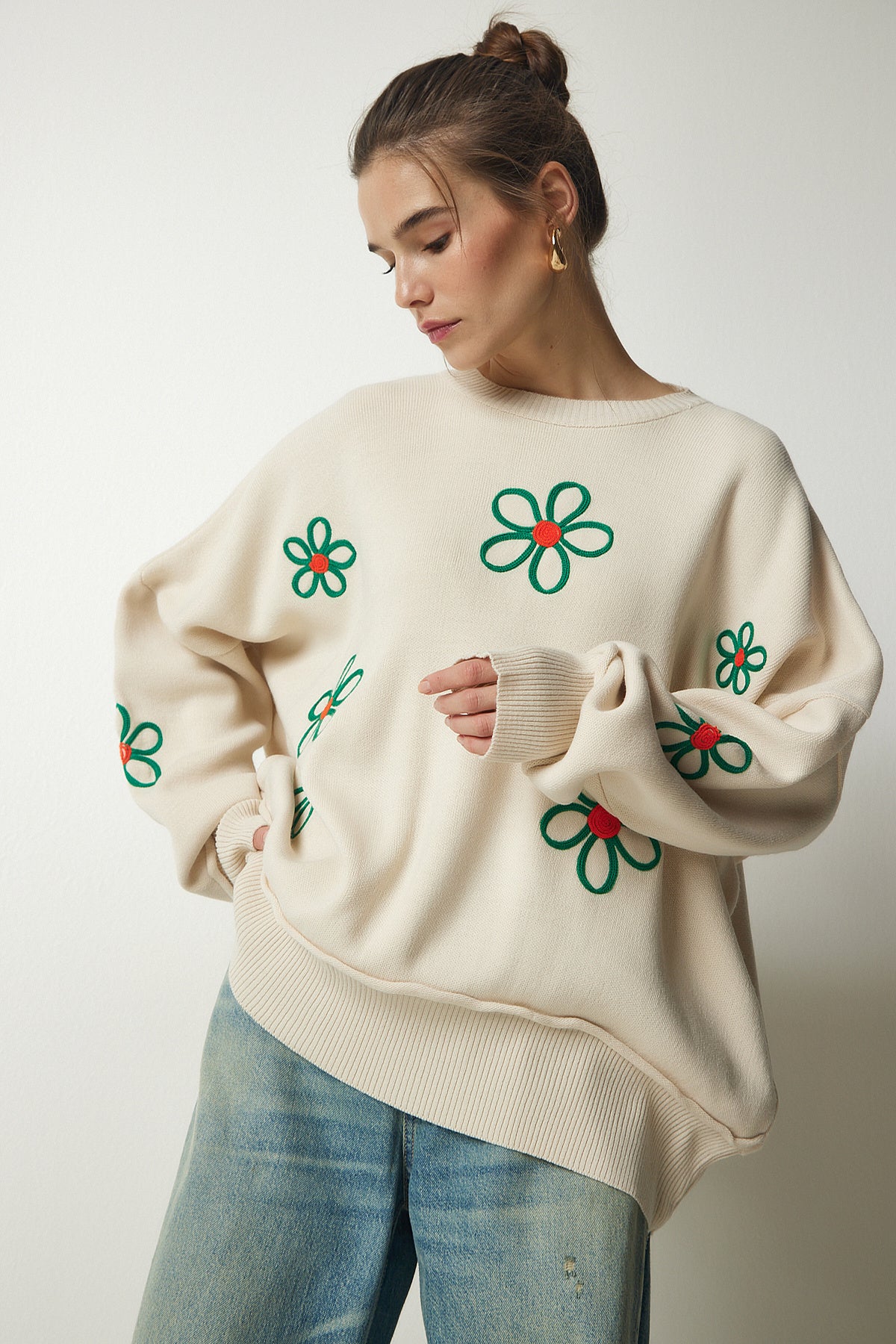 Krem Çiçek Nakışlı Oversize Triko Kazak DD01262