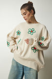 Krem Çiçek Nakışlı Oversize Triko Kazak DD01262