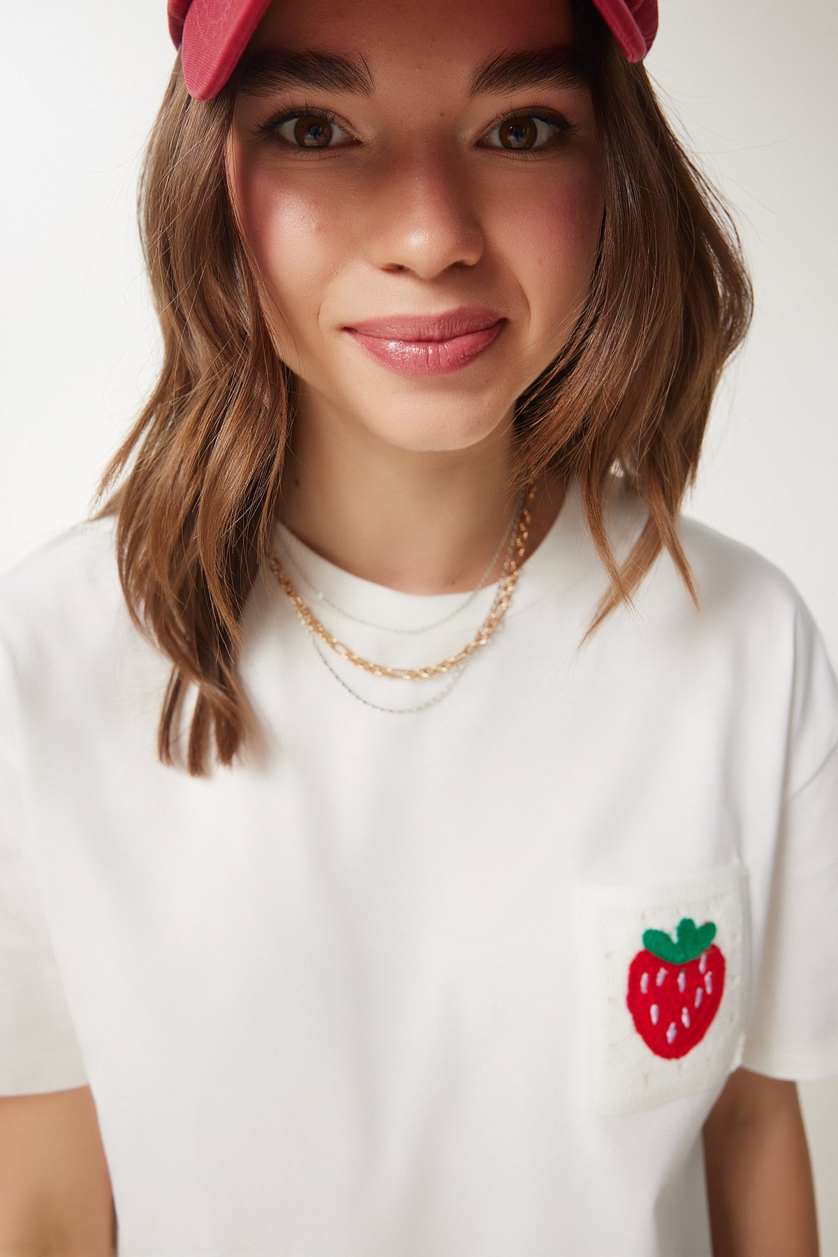 Ekru Çilekli Nakış Cepli Pamuklu T-Shirt CR00449