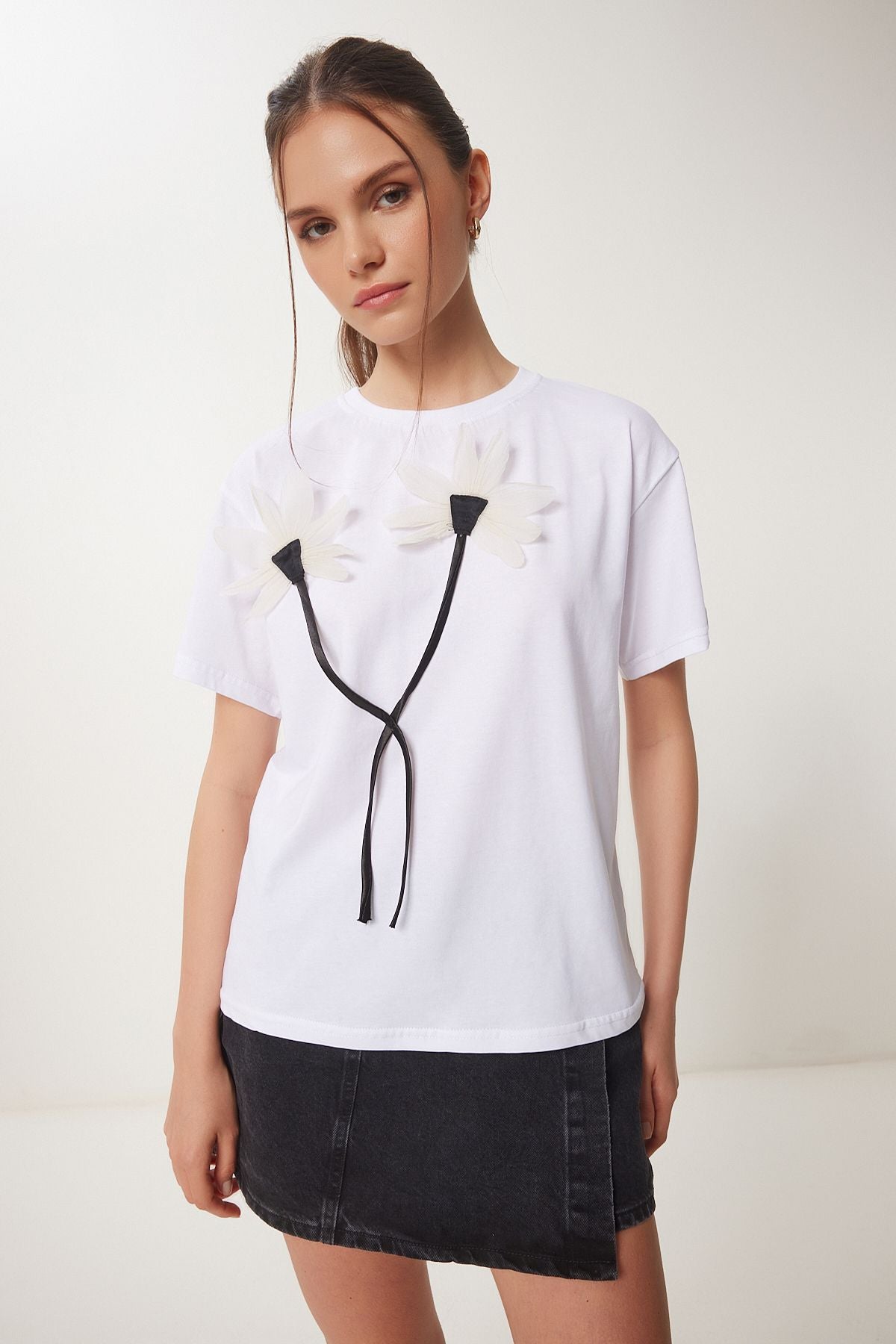 Beyaz Çiçek Armalı Pamuklu Örme T-Shirt ZV00294