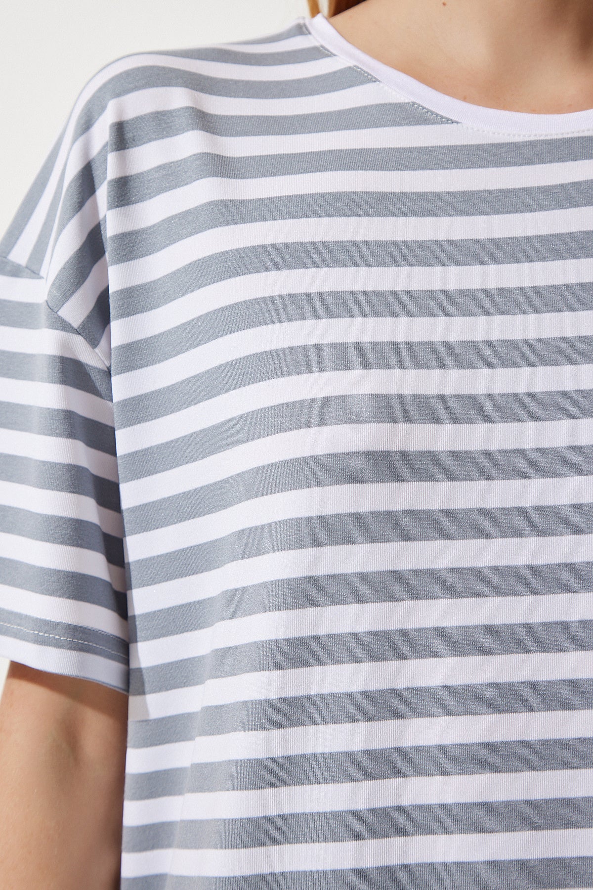 Gri Bisiklet Yaka Çizgili Oversize Örme T-Shirt EN00609