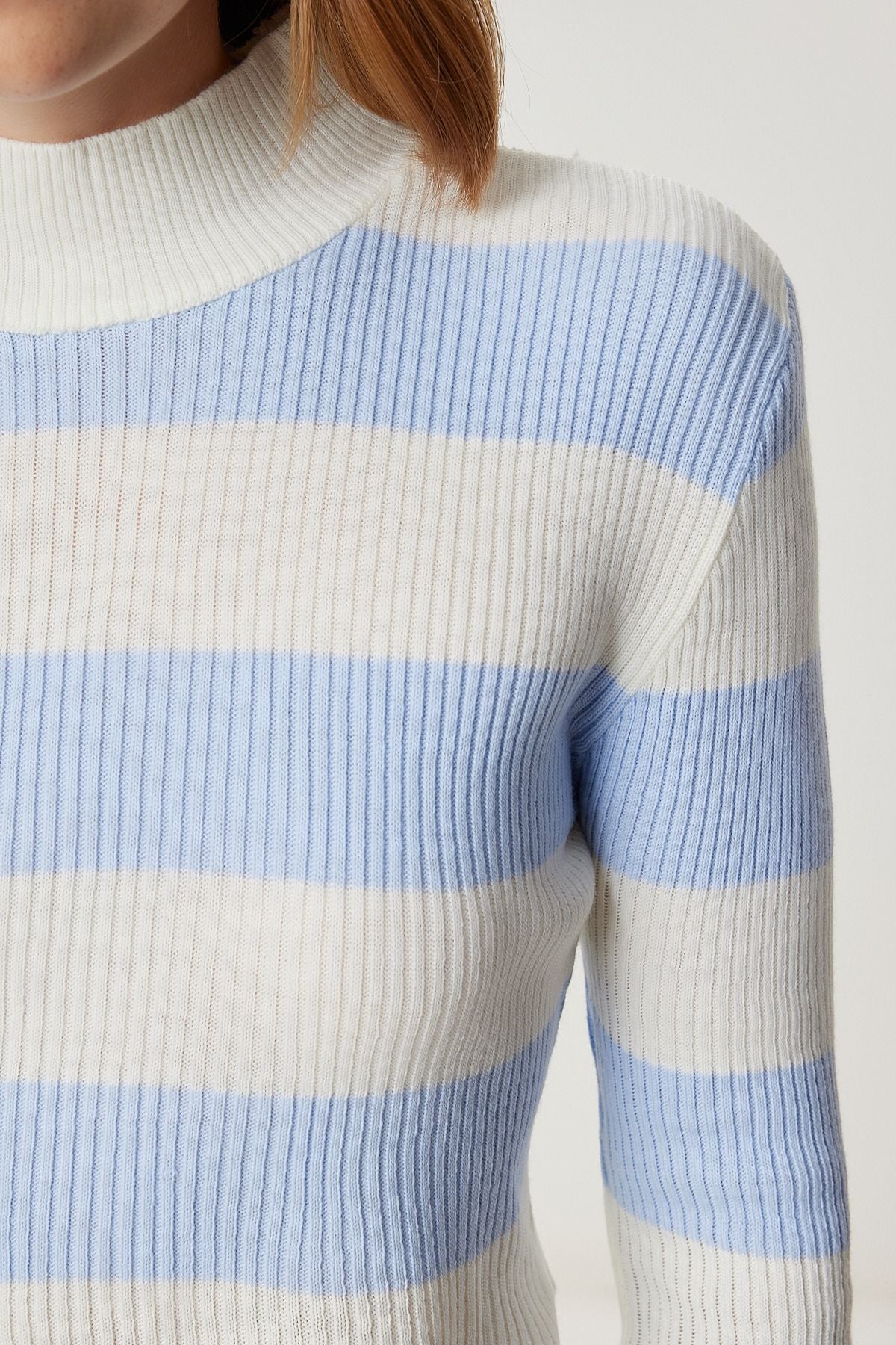 Ekru Mavi Çizgili Crop Fitilli Triko Kazak Kİ00158