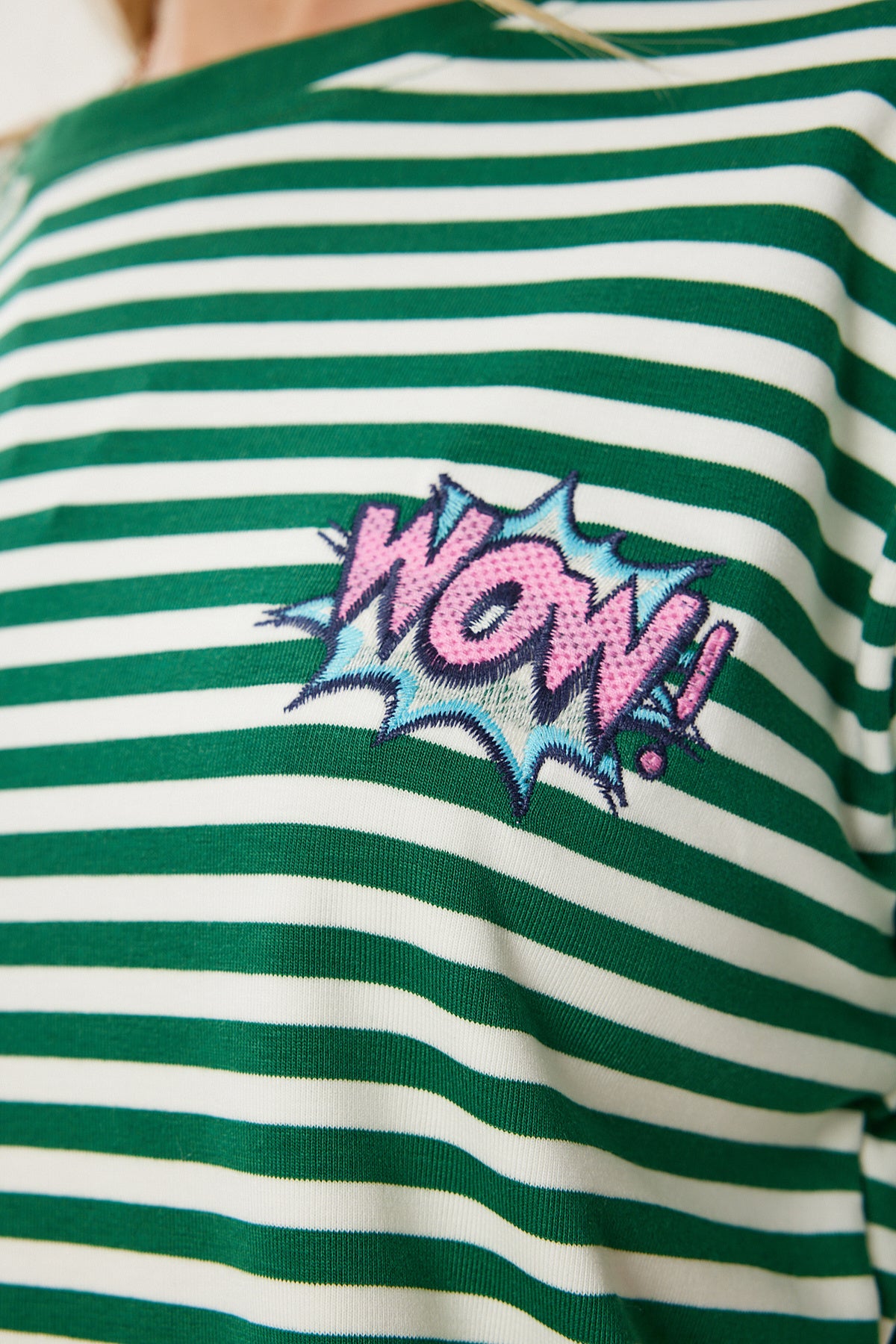 Yeşil Çizgili Nakışlı Pamuklu Crop Örme T-Shirt CR00495