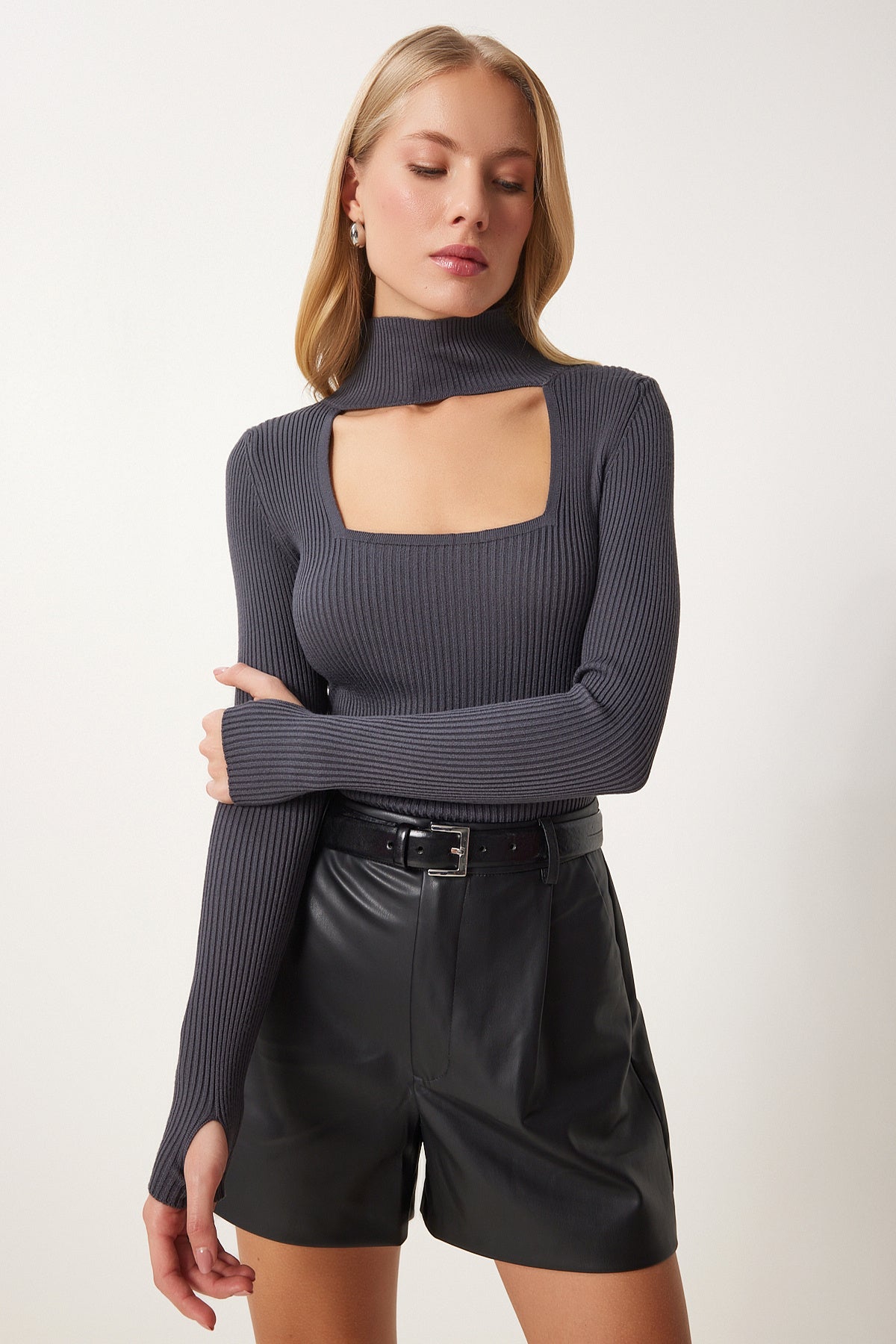 Antrasit Cut Out Detaylı Dik Yaka Fitilli Triko Kazak FN03165