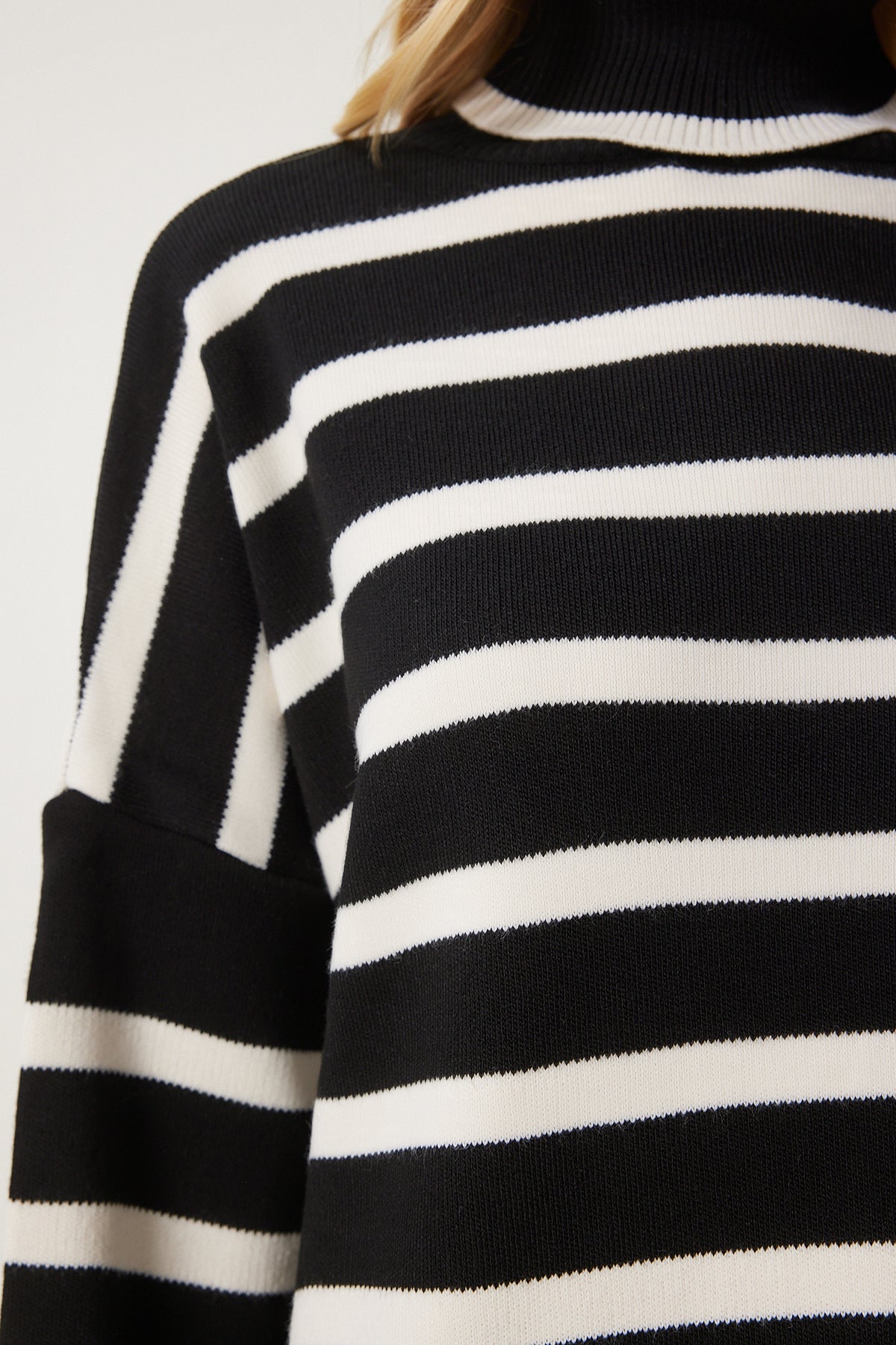 Siyah Ekru Çizgili Oversize Triko Kazak BV00122