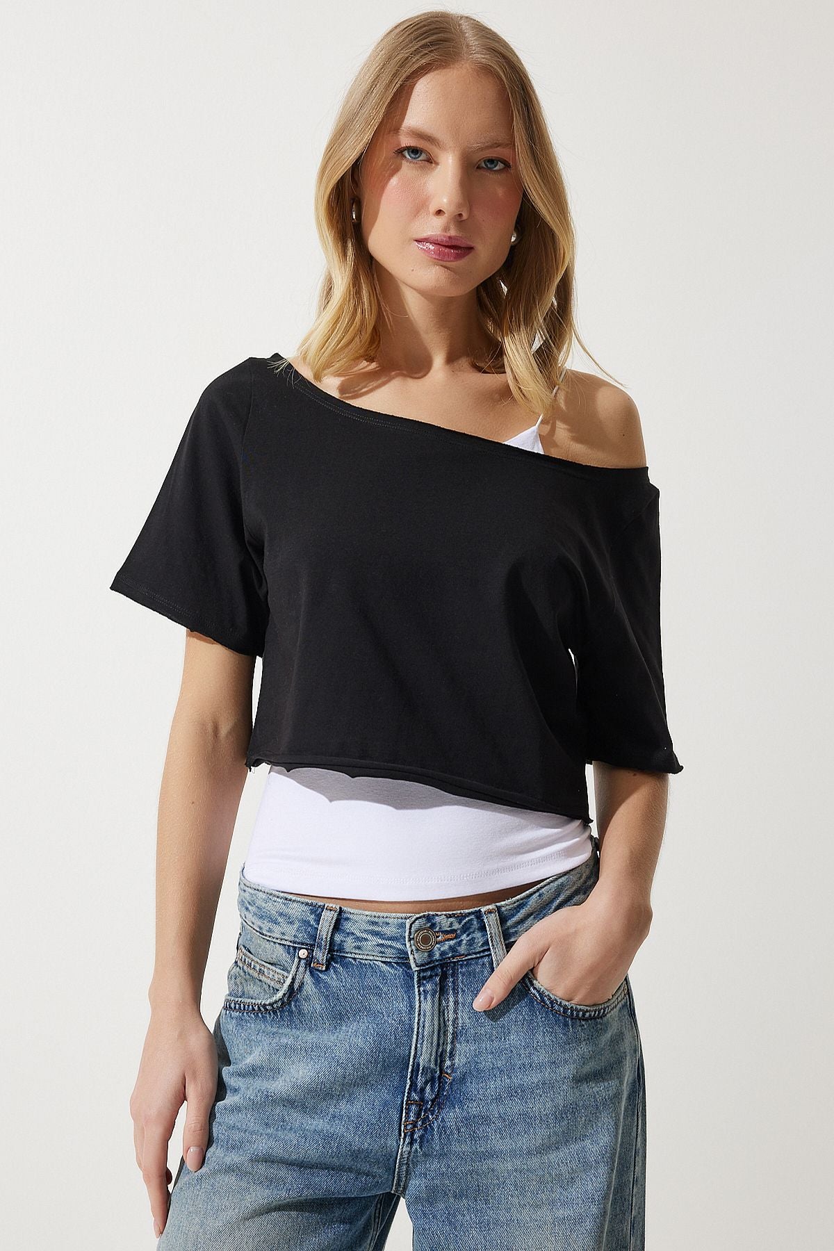 Beyaz Siyah Kayık Yaka Basic Crop 2'Li Paket Örme T-Shirt OW00036