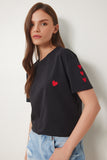 Siyah Kalp Nakışlı Pamuklu Örme T-Shirt MP00032