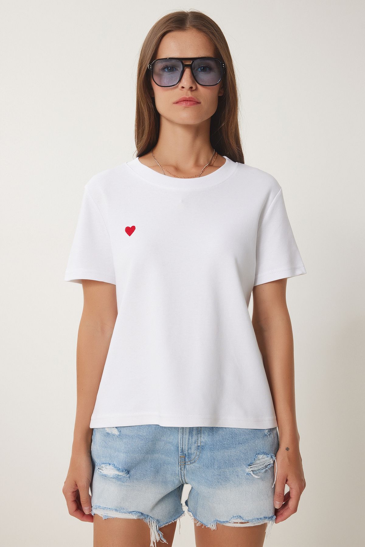 Beyaz Kalp Nakışlı Örme T-Shirt DP00242