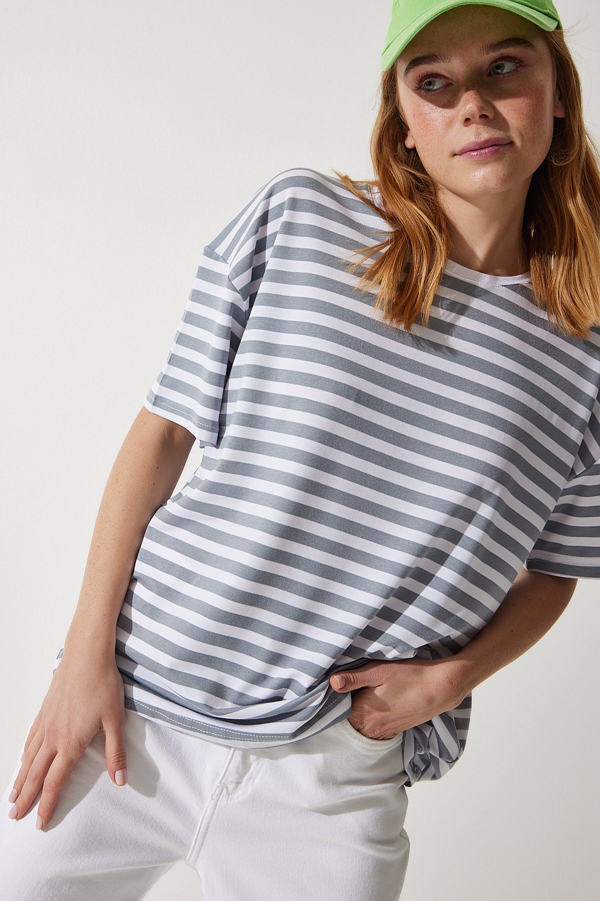 Gri Bisiklet Yaka Çizgili Oversize Örme T-Shirt EN00609