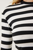 Siyah Beyaz Çıkarılabilir Kolyeli Çizgili Crop Örme Bluz AN00177