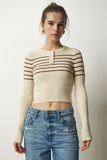 Krem Kahverengi Düğmeli Yaka Fitilli Crop Triko Bluz NF00077
