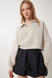 Bej Polo Yaka Şardonlu Crop Örme Sweatshirt HW00014