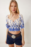 Krem Mavi Desenli Carmen Yaka Esnek Crop Örme Bluz ZH00051
