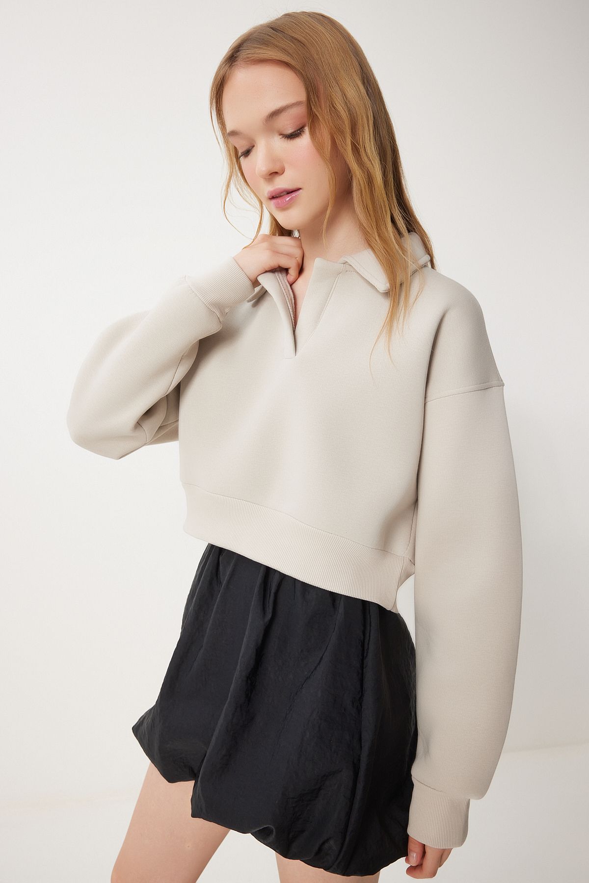 Bej Polo Yaka Şardonlu Crop Örme Sweatshirt HW00014