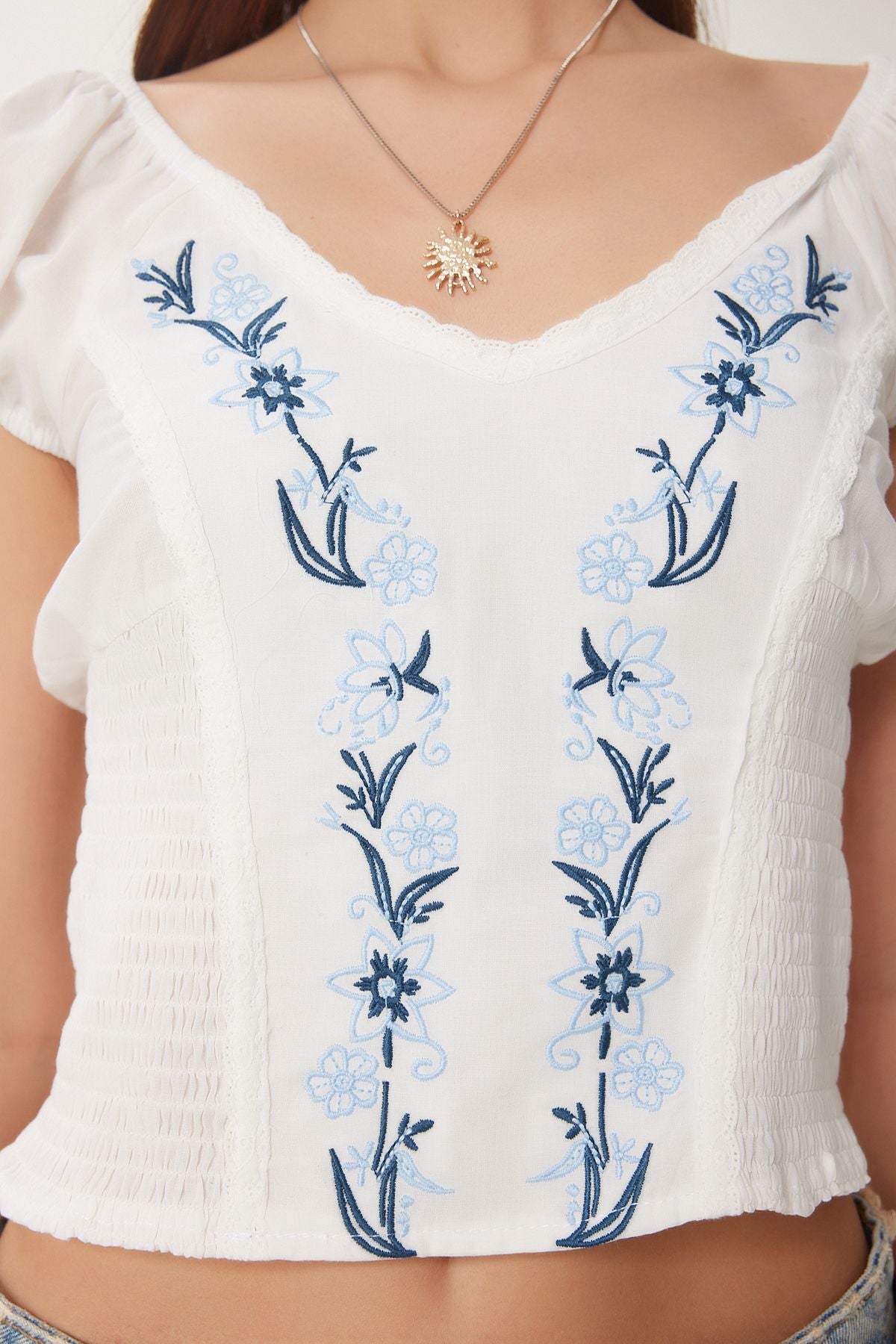 Ekru Çiçek Nakışlı Crop Bluz HF00470