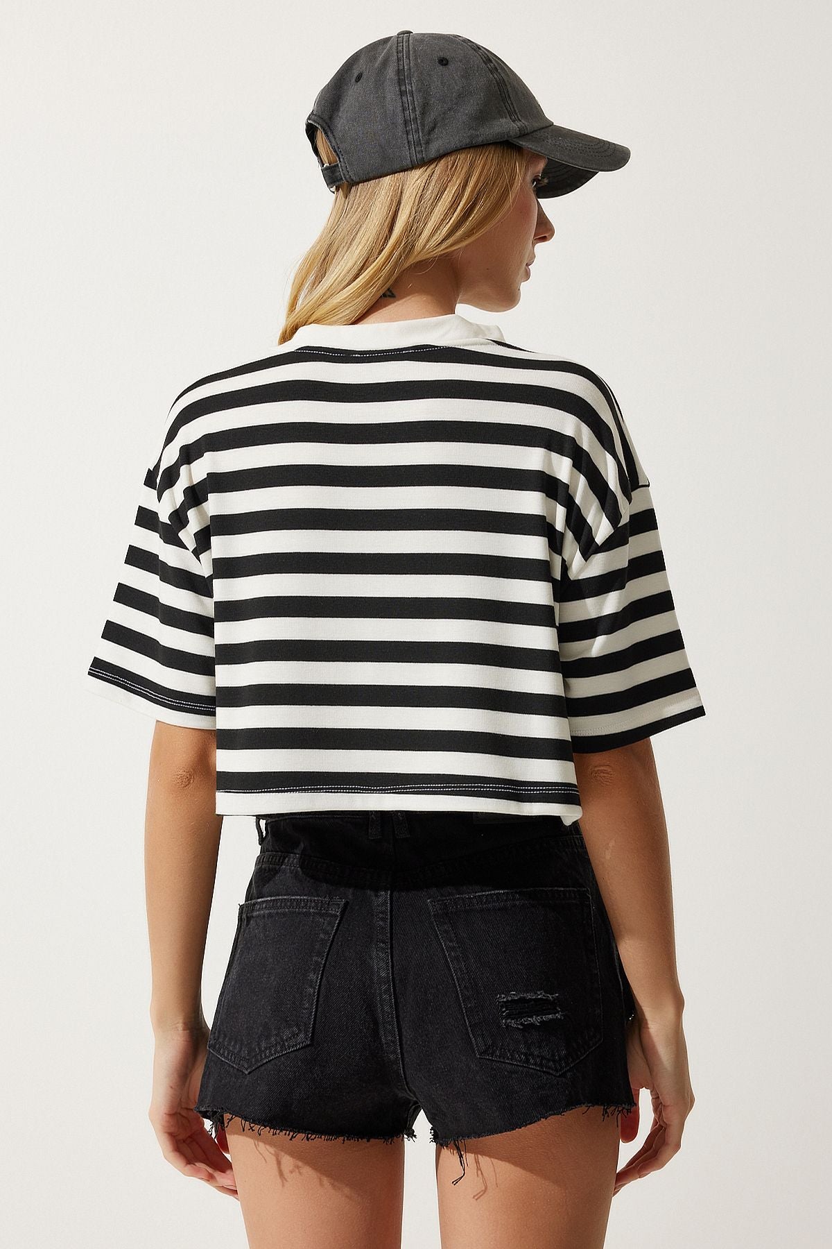 Siyah Bisiklet Yaka Çizgili Crop Örme T-Shirt CR00427