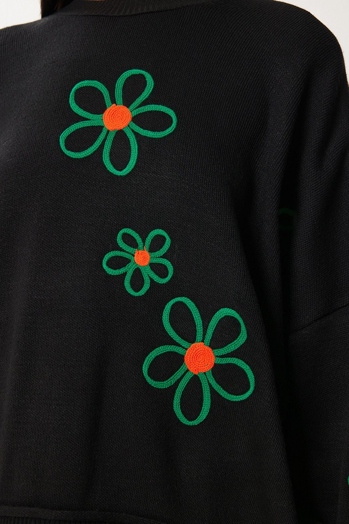 Siyah Çiçek Nakışlı Oversize Triko Kazak DD01262