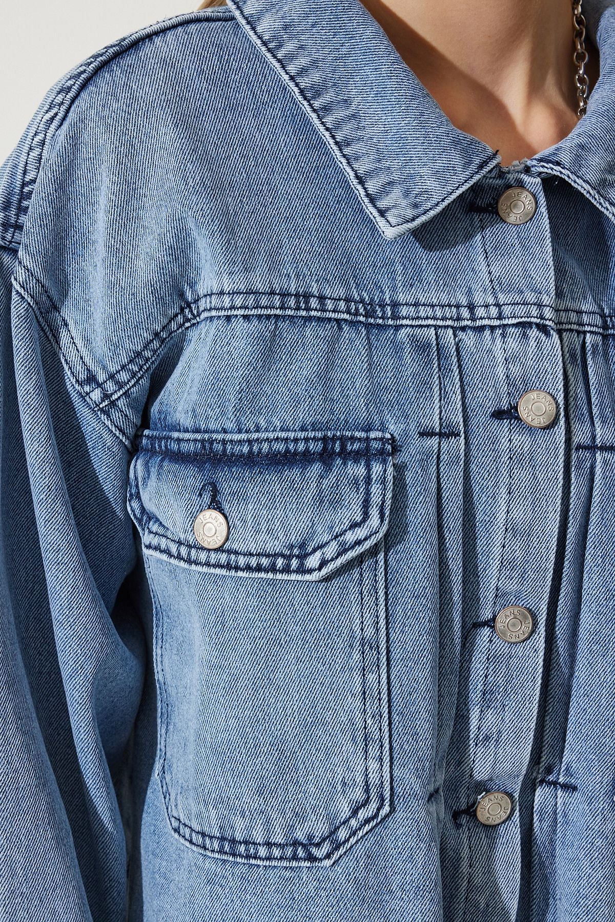 Orta Mavi Geniş Cepli Kenarları Dikişsiz Denim Ceket RV00188