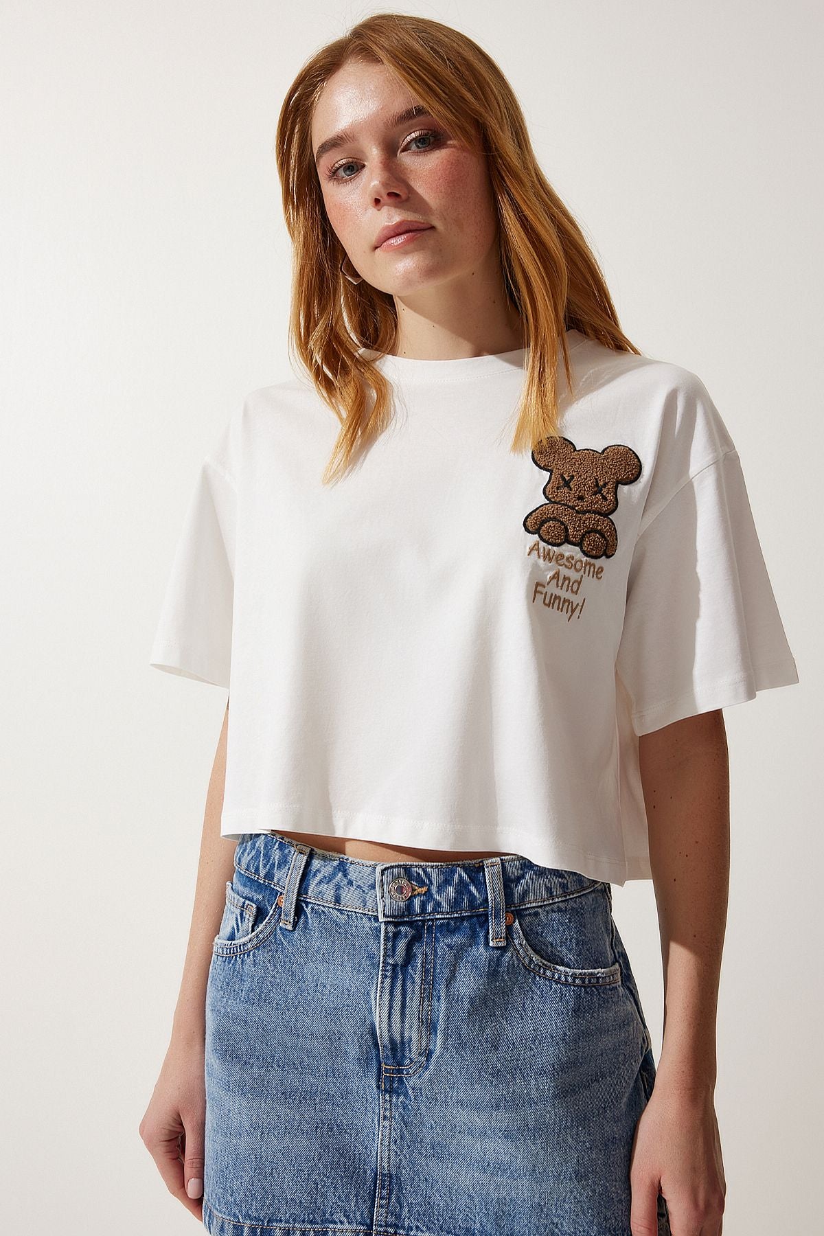 Ekru Ayıcık Armalı Crop Örme T-Shirt HF00455