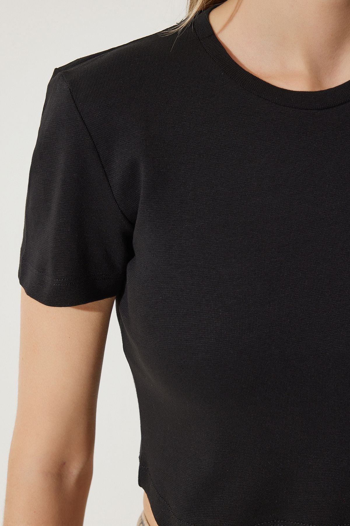 Siyah Bisiklet Yaka Basic Crop Örme T-Shirt MX00159