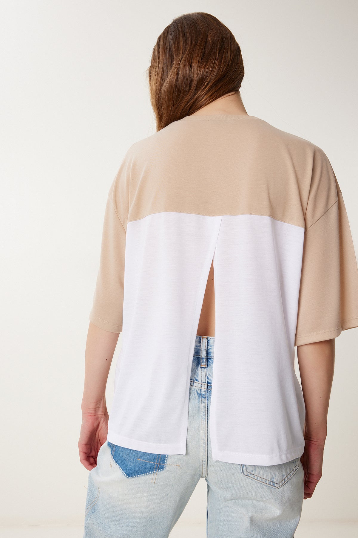 Bej Çiçek Detaylı Sırt Dekolteli Örme T-Shirt TP00086