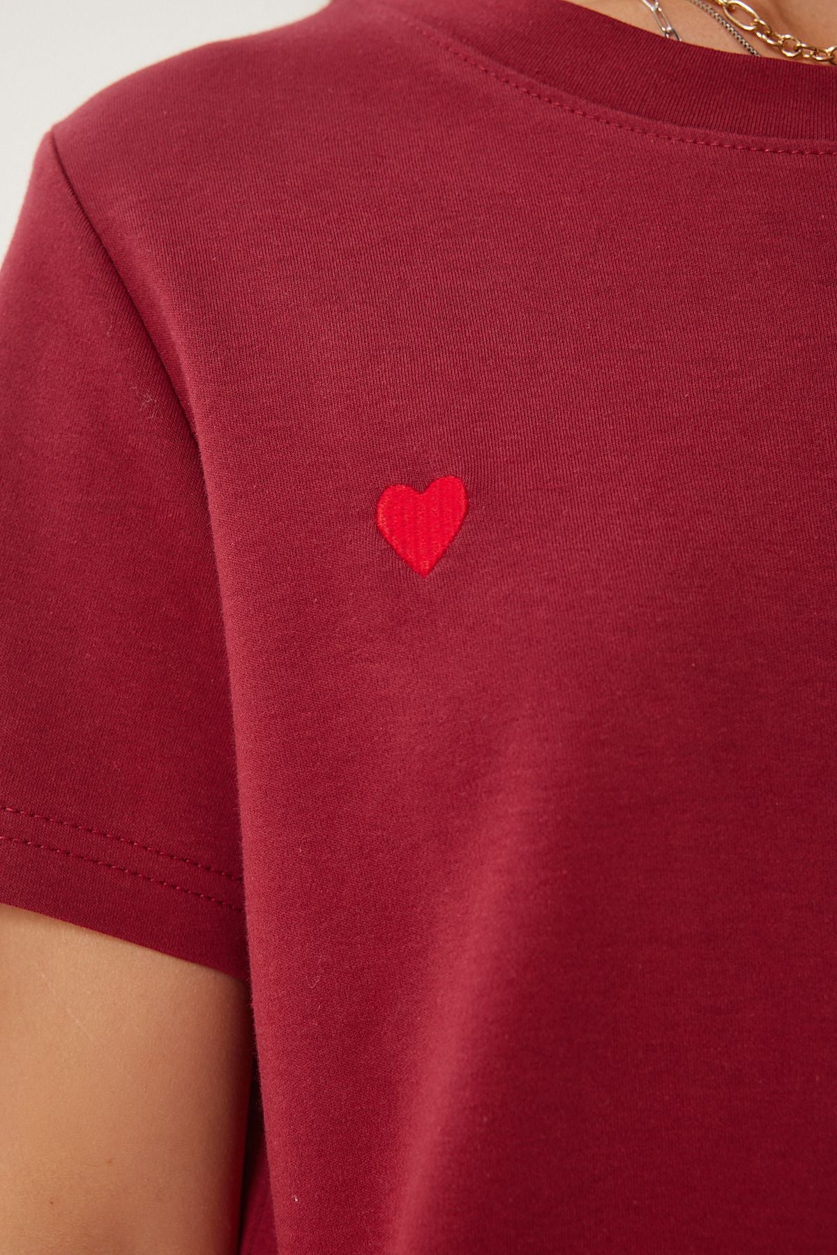 Bordo Kalp Nakışlı Örme T-Shirt DP00242