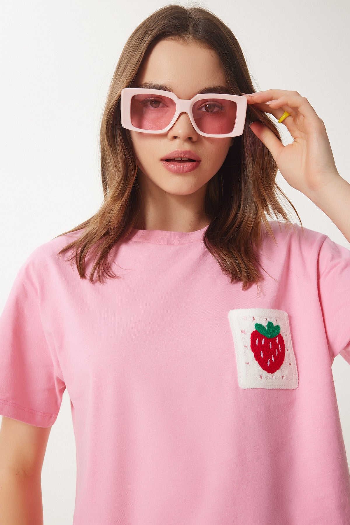 Pembe Çilekli Nakış Cepli Pamuklu T-Shirt CR00449