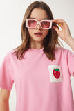 Pembe Çilekli Nakış Cepli Pamuklu T-Shirt CR00449