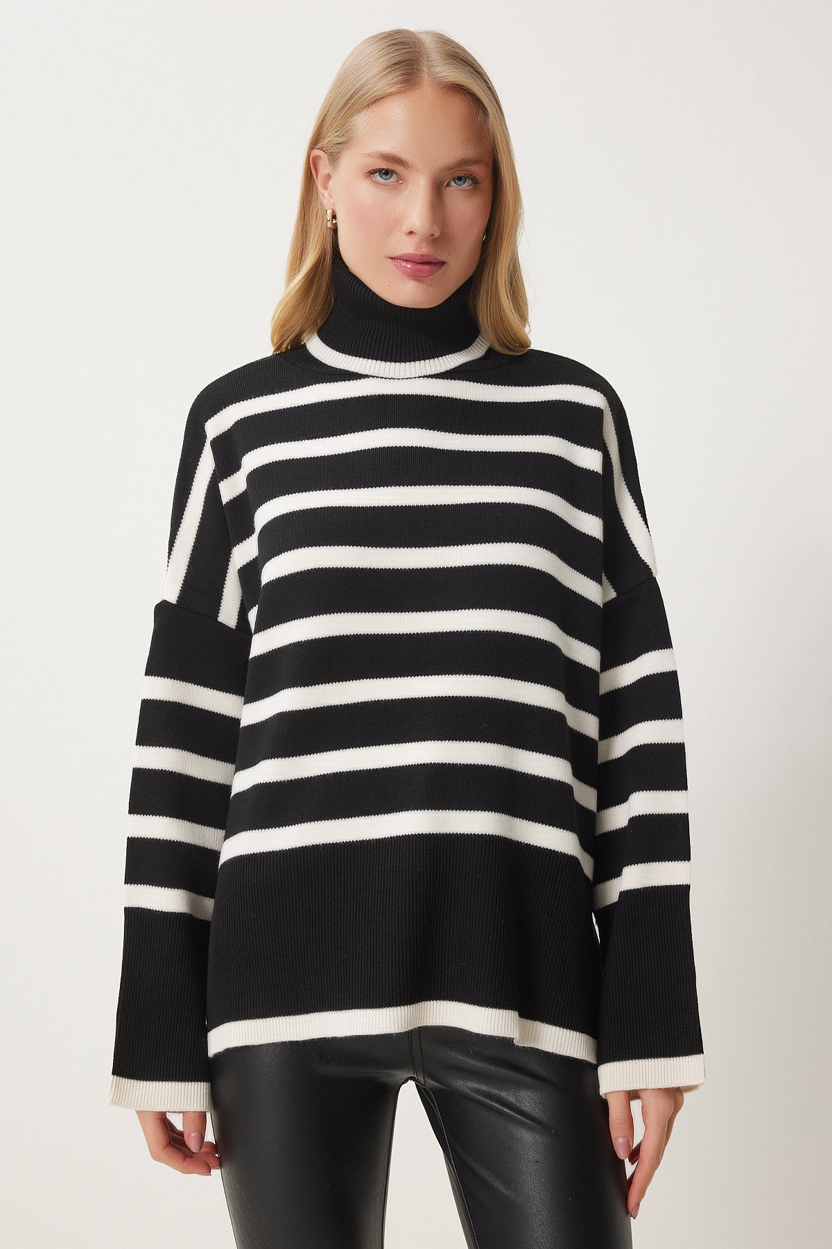 Siyah Ekru Çizgili Oversize Triko Kazak BV00122