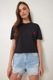 Siyah Kalp Nakışlı Pamuklu Örme T-Shirt MP00032