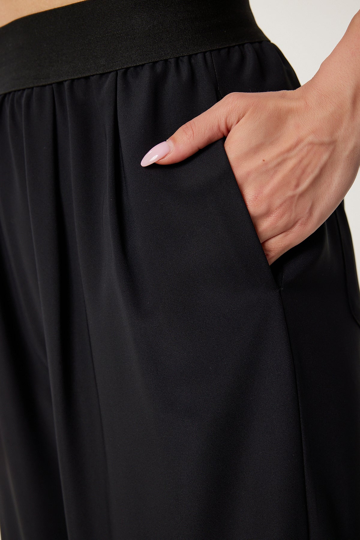 Siyah Dökümlü Cepli Yazlık Pantolon US00979