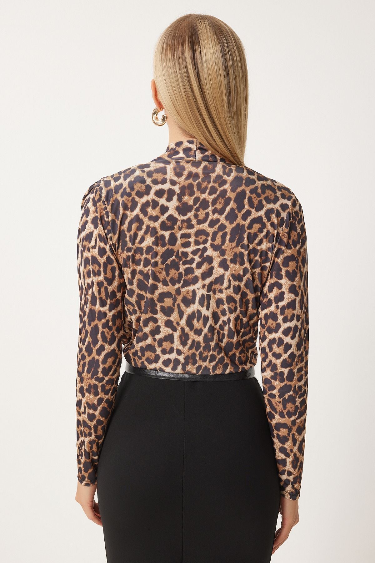Camel Siyah Leopar Desenli Anvelop Yaka Vatkalı Çıtçıtlı Sandy Bluz ZH00040