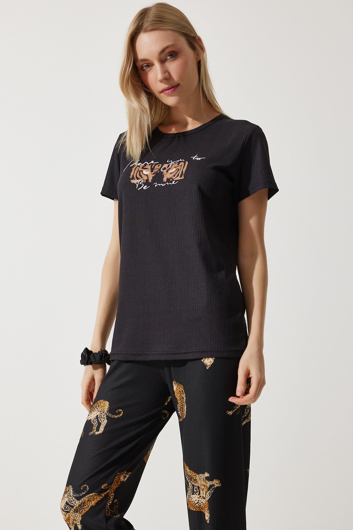 Siyah Kaplan Desenli Tokalı T-Shirt Pantolon Örme Pijama Takımı FP00004
