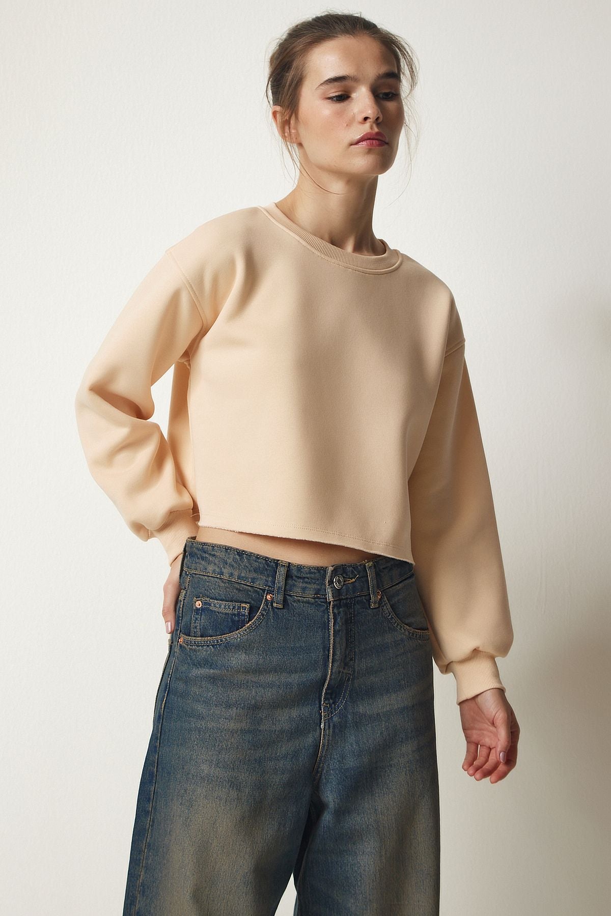 Krem Bisiklet Yaka Şardonlu Crop Örme Sweatshirt BF00085