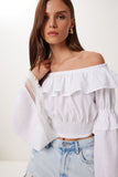 Beyaz Carmen Yaka Volanlı Crop Keten Bluz BV00146
