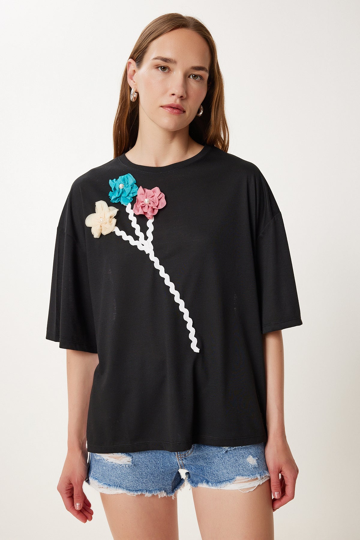 Siyah Çiçek Detaylı Sırt Dekolteli Örme T-Shirt TP00086