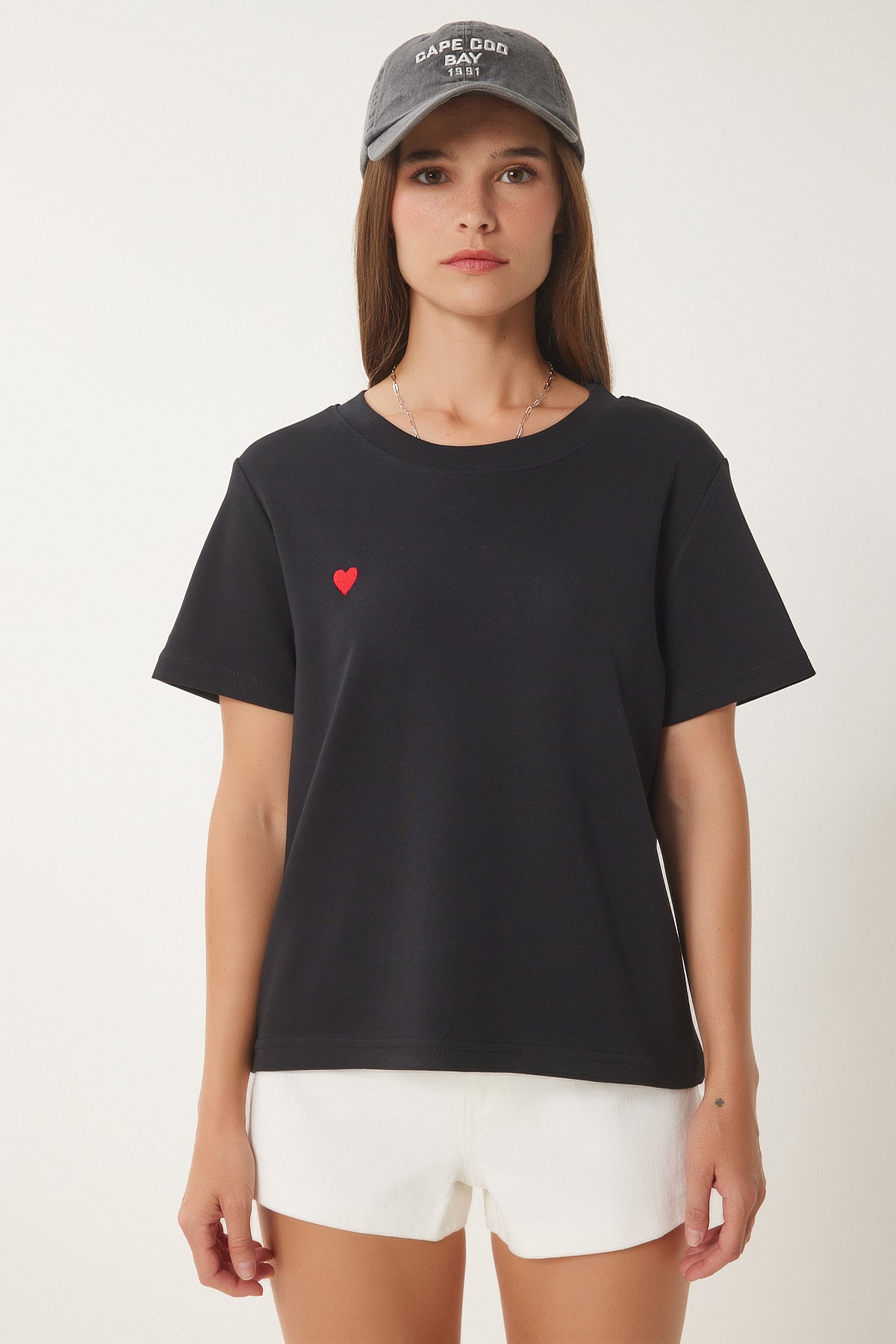 Siyah Kalp Nakışlı Örme T-Shirt DP00242