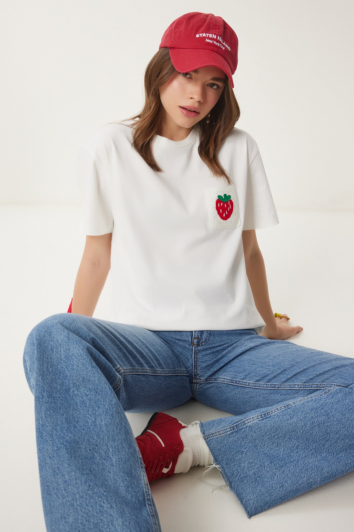 Ekru Çilekli Nakış Cepli Pamuklu T-Shirt CR00449