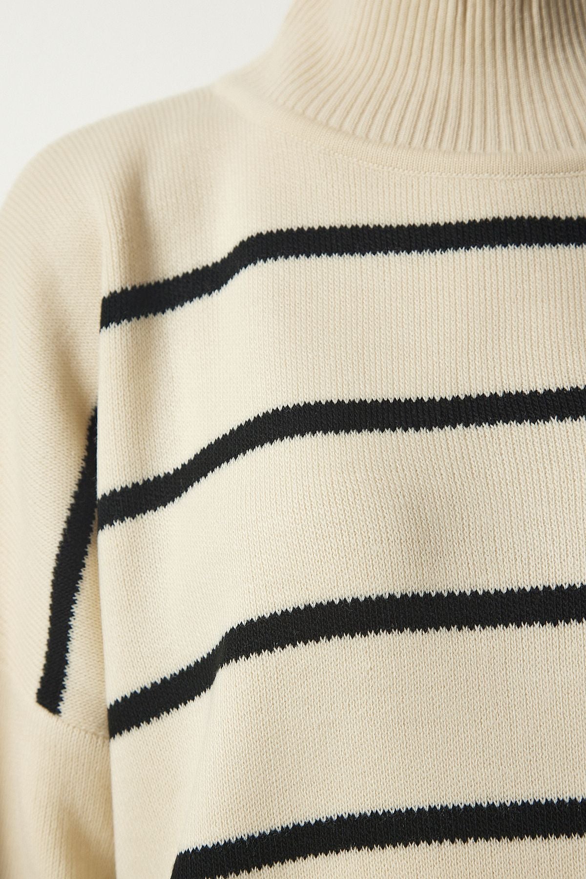 Krem Dik Yaka Çizgili Oversize Triko Kazak NF00076