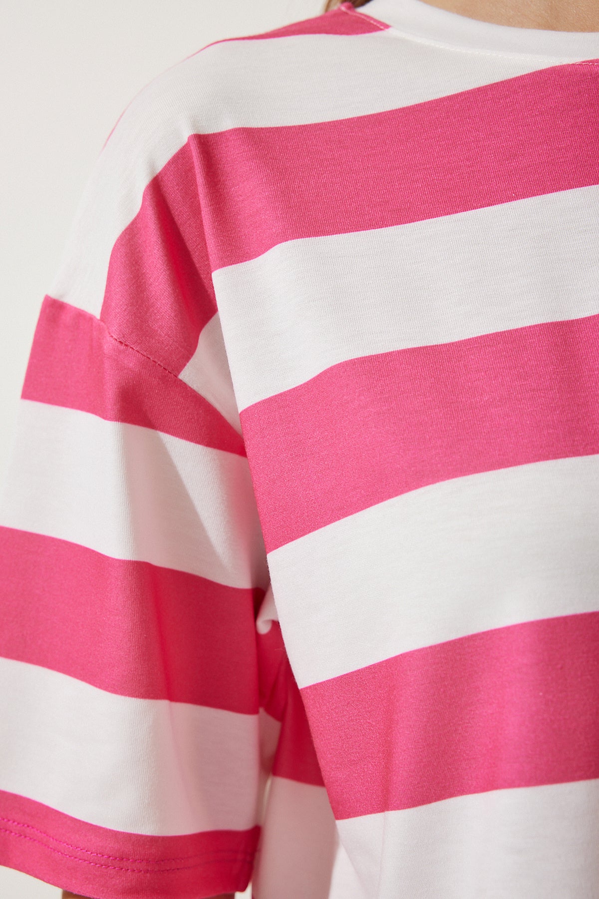 Beyaz Pembe Bisiklet Yaka Çizgili Crop Örme T-Shirt HF00452