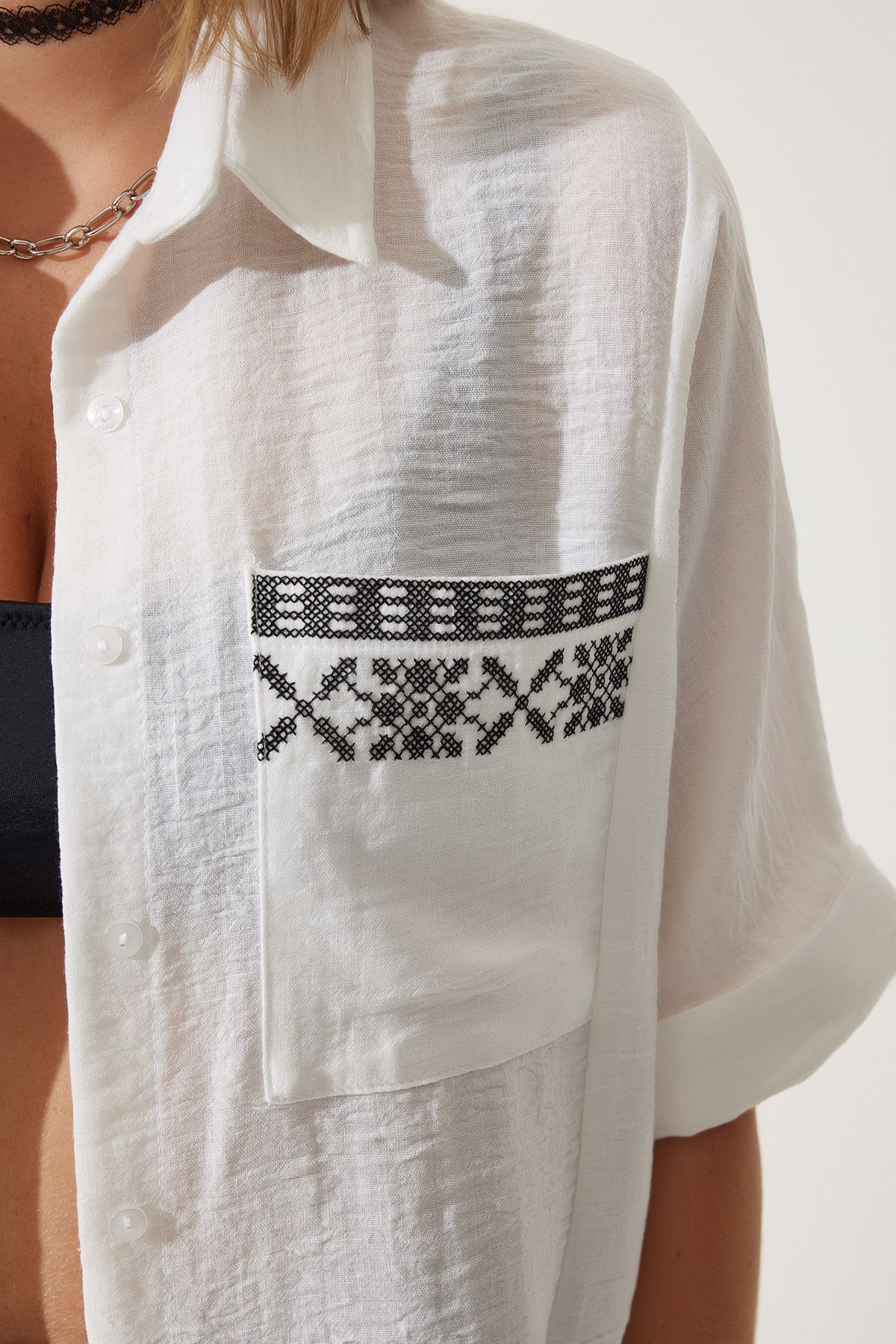Beyaz Nakışlı Cepli Oversize Keten Ayrobin Gömlek RG00031