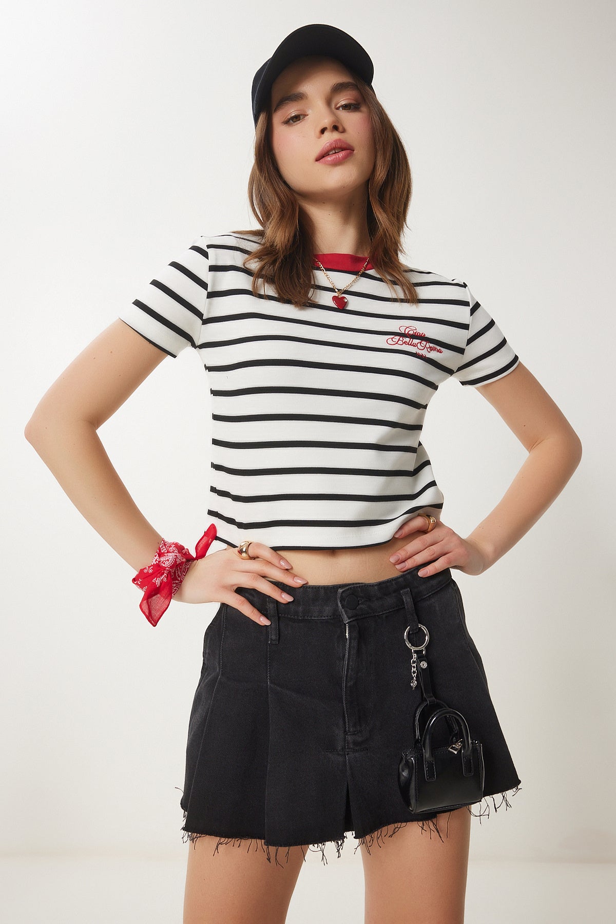 Beyaz Nakışlı Çizgili Kısa Örme T-Shirt CR00444