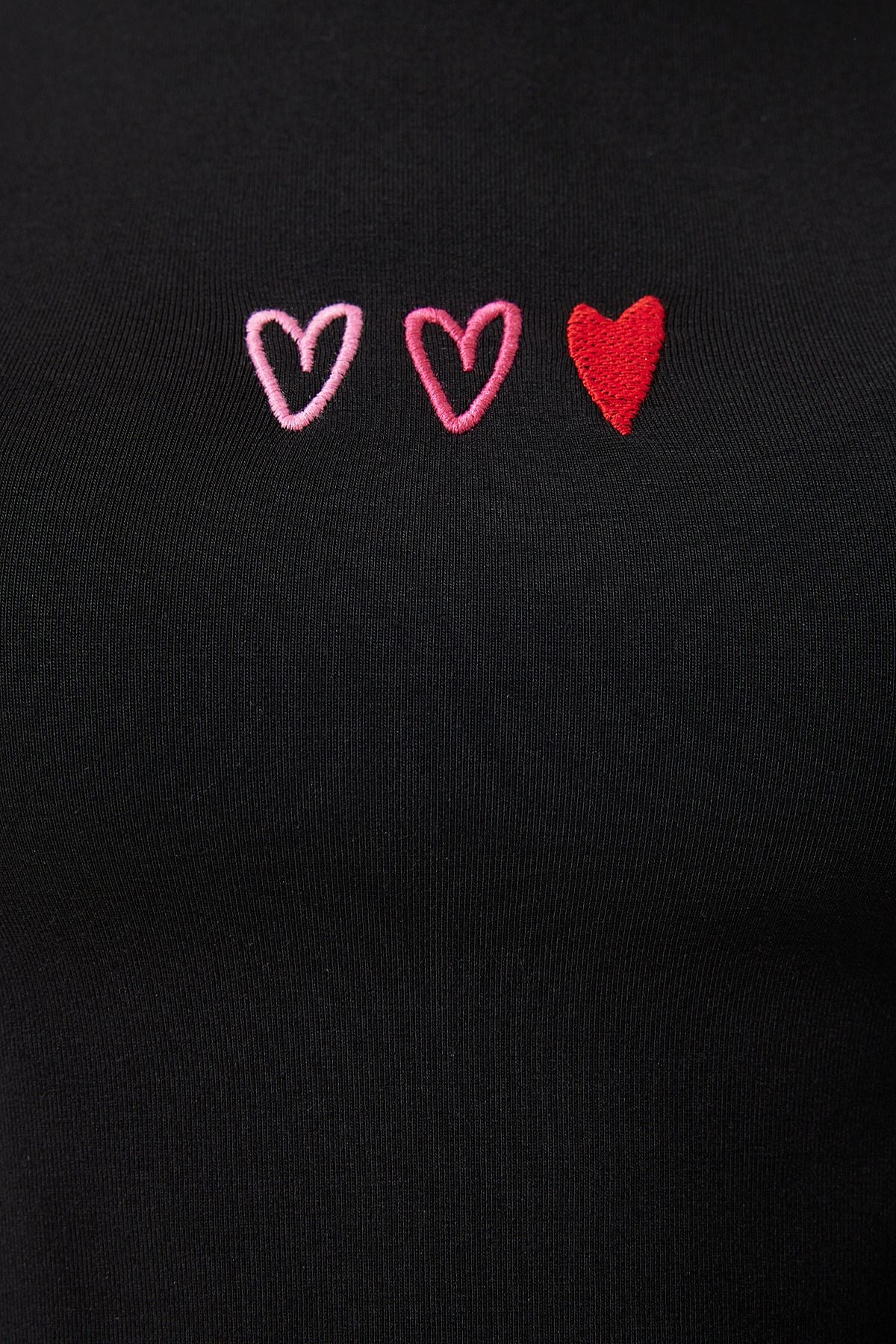 Siyah Kalp Nakışlı Crop Örme T-Shirt MX00158