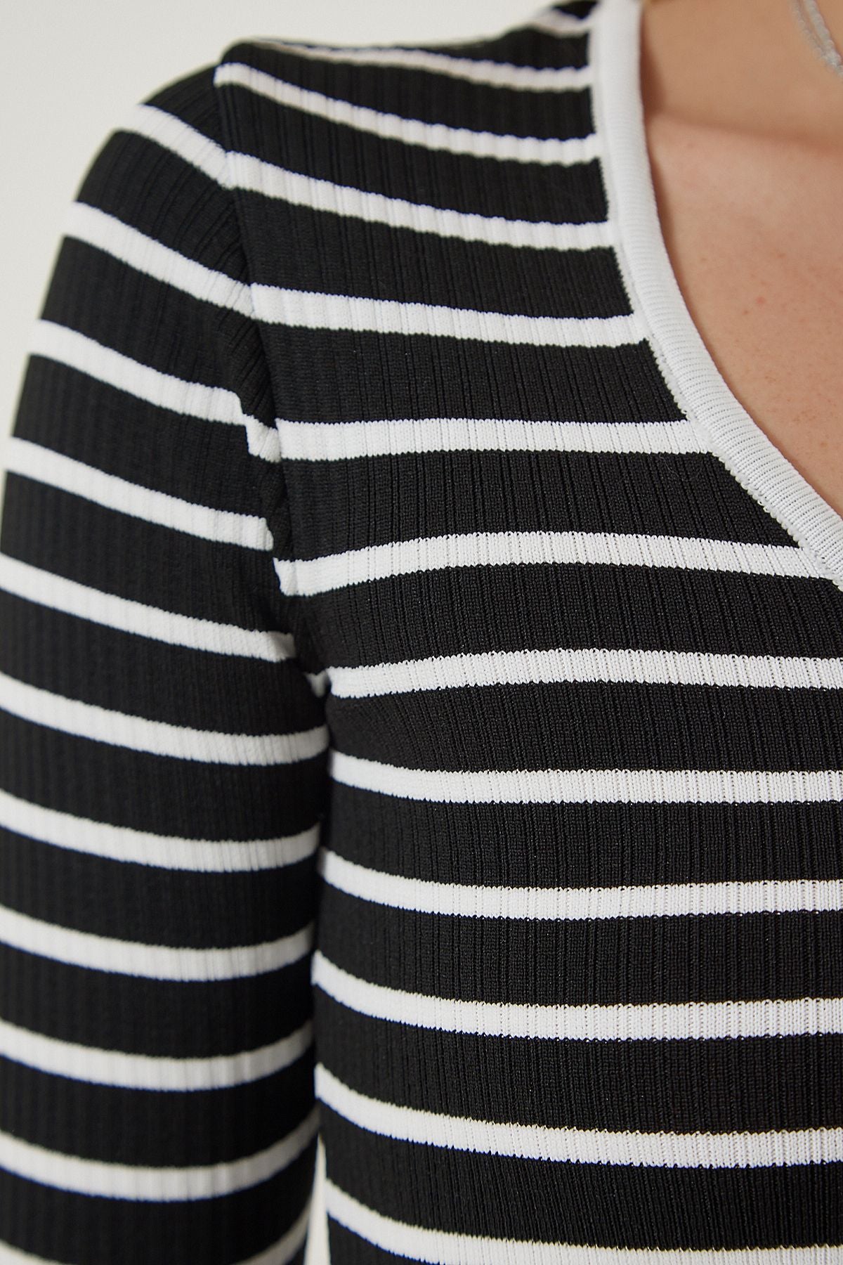 Siyah Çizgili Fitilli Crop Triko Bluz PF00067