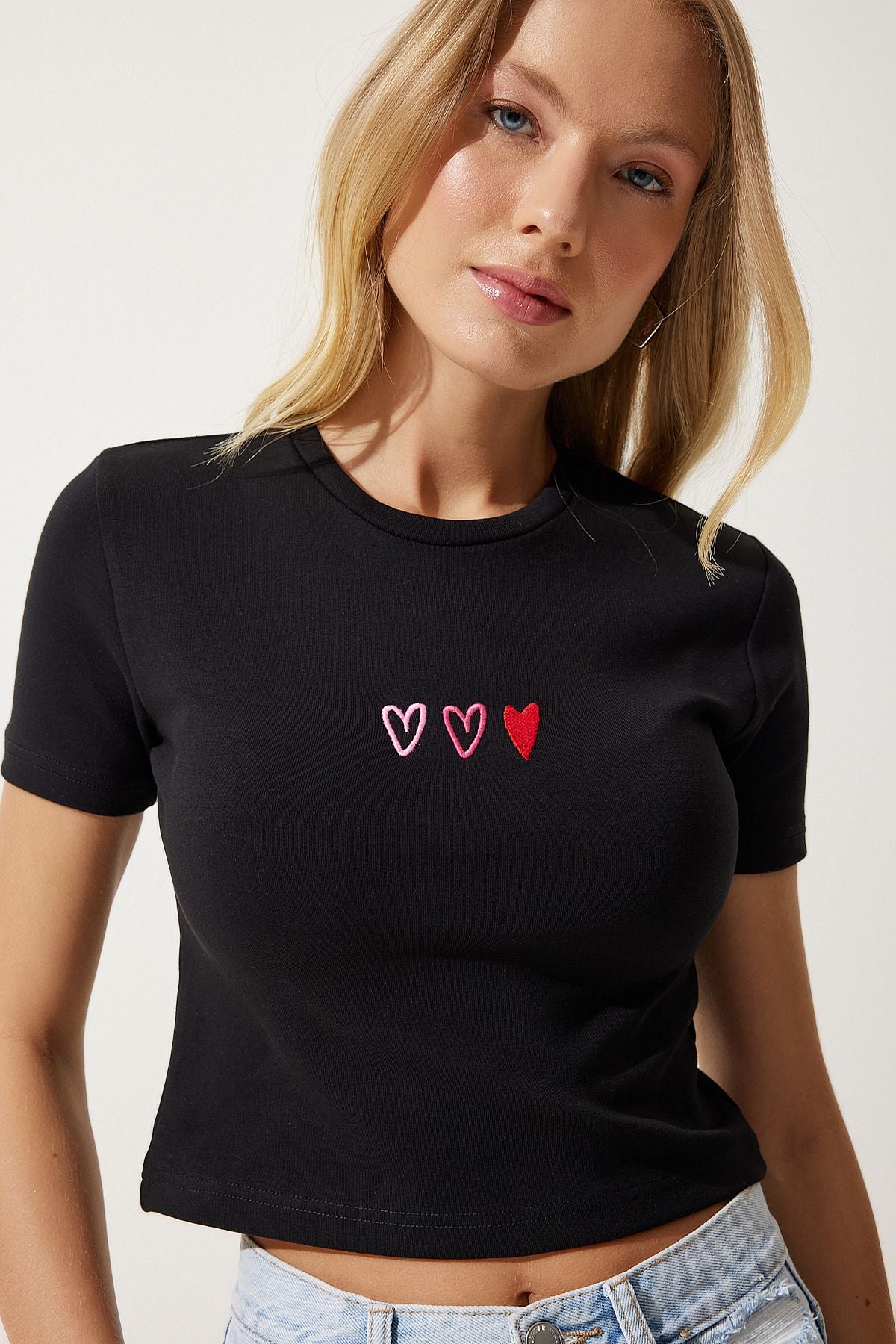 Siyah Kalp Nakışlı Crop Örme T-Shirt MX00158