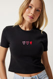 Siyah Kalp Nakışlı Crop Örme T-Shirt MX00158