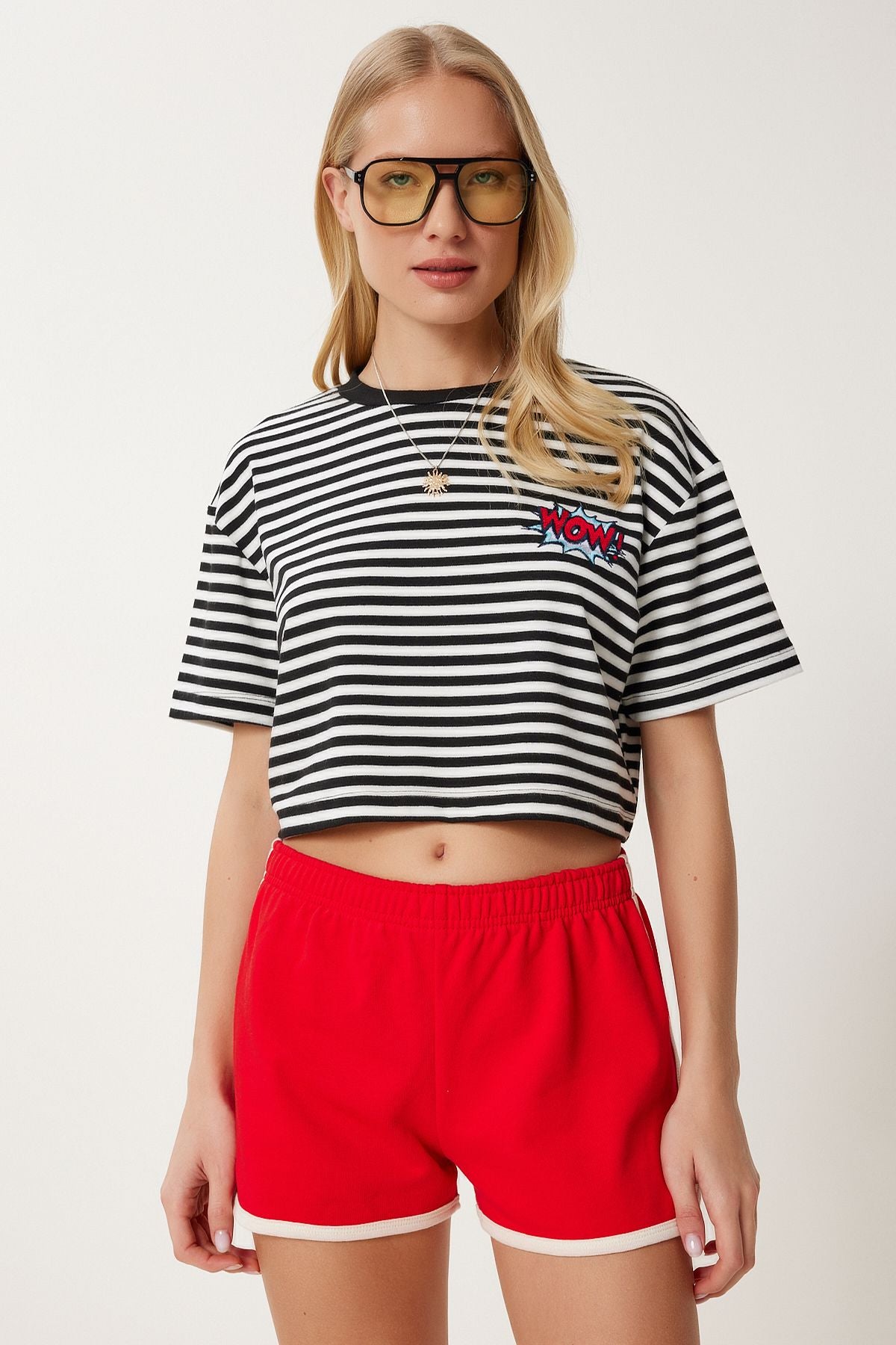 Siyah Çizgili Nakışlı Pamuklu Crop Örme T-Shirt CR00495