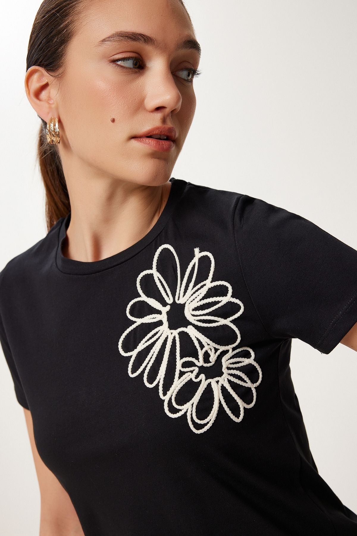Siyah Çiçek Nakışlı Pamuklu Örme T-Shirt CR00488
