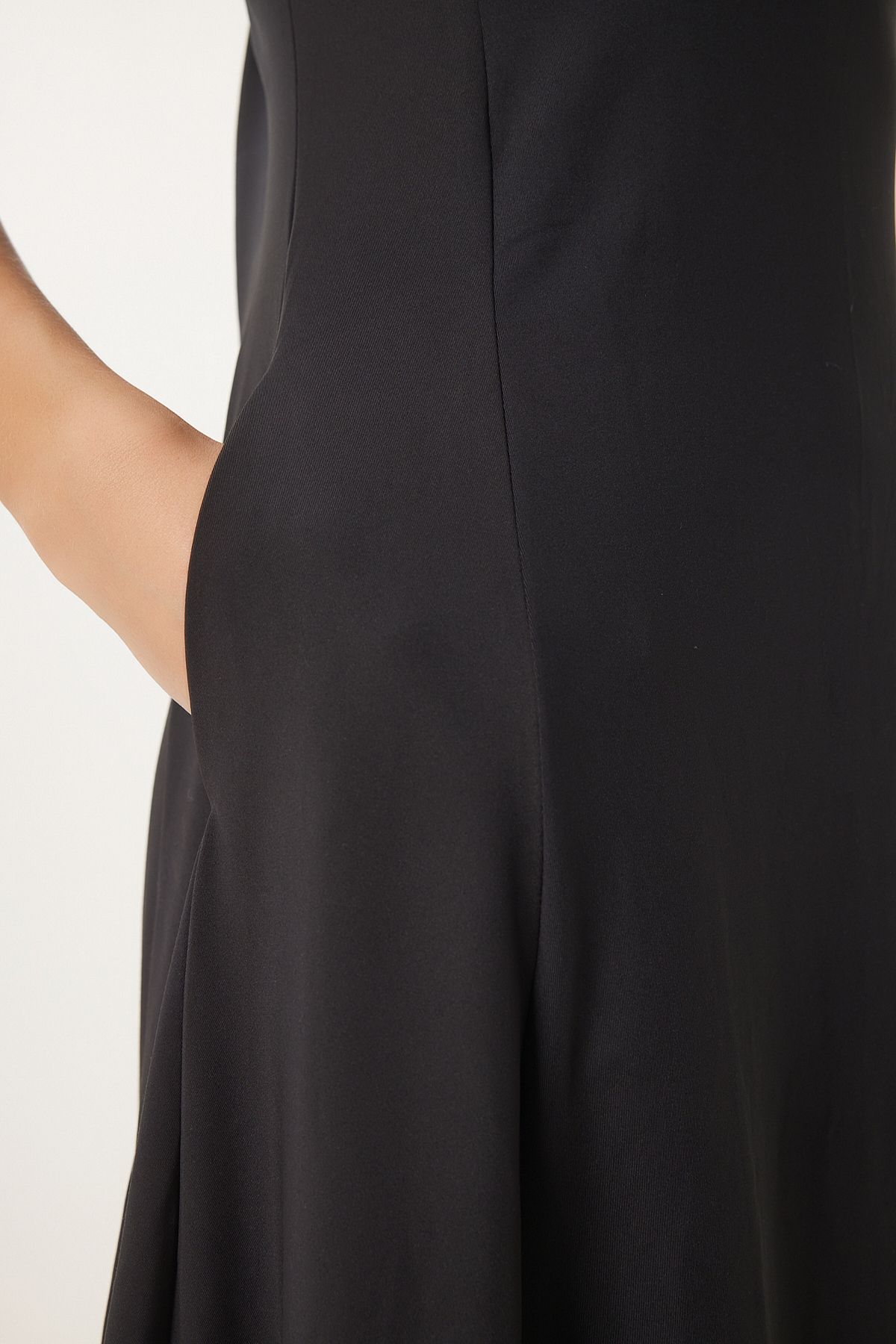 Siyah Cepli Yazlık Kloş Midi Elbise UB00329