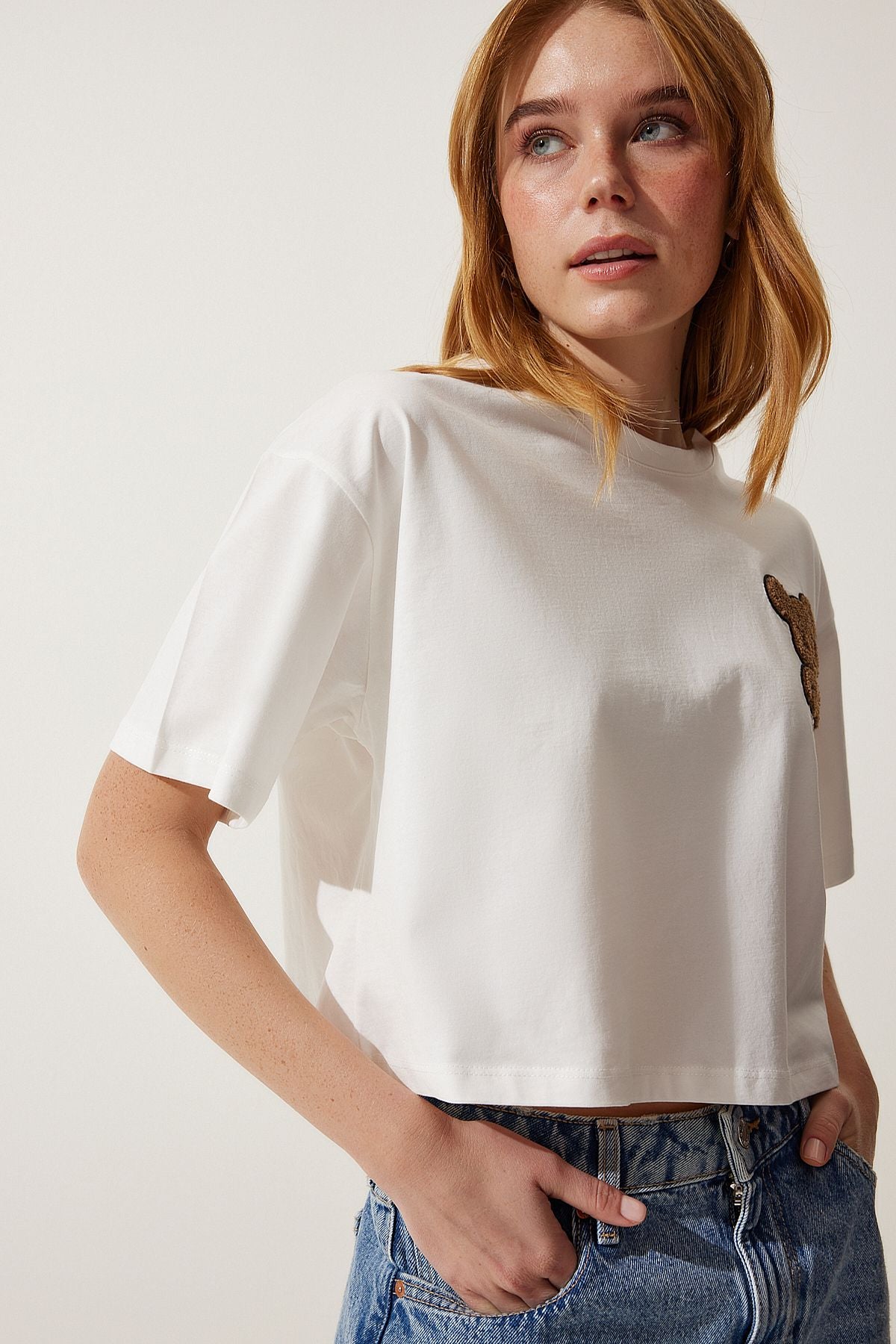 Ekru Ayıcık Armalı Crop Örme T-Shirt HF00455